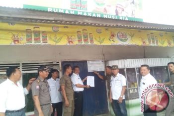 Satpol PP segel rumah makan penunggak pajak 