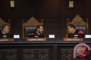 "Tahun 2016 MK Putus 96 Perkara, 78 Perkara lainnya masih Proses," kata Arif Hidayat