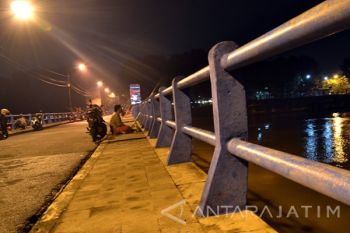 Memancing Ikan di Pintu Air Rolak