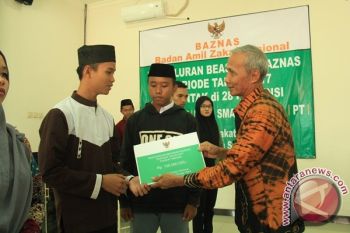 BAZNAS Berikan Beasiswa Bagi Pelajar dan Mahasiswa