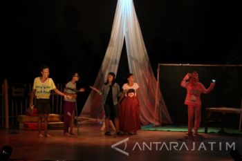 Anak-anak Gang Dolly Pentas "Bermain Mendung" (Video)