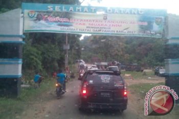 Pengunjung objek wisata Air Terjun Bedegung ramai