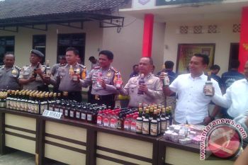 Polres Lampung Timur Sita Ribuan Botol Minuman Keras 