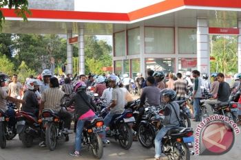 SPBU Kota Ini Ramai Antrean Kendaraan dan Warga