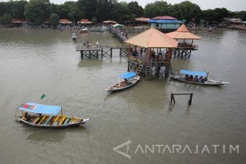 Perahu Wisata Pantai Kenjeran