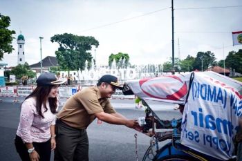 Sedekah Bumi, Perhutani Banyumas Timur Bagikan Ribuan Bibit Pohon