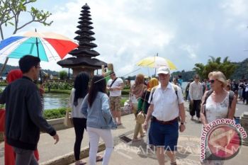 Wisata ke Pura "Di Tengah" Danau Beratan-Bedugul (video)