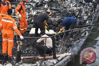Petugas Evakuasi Jasad diduga Korban Zahro Express