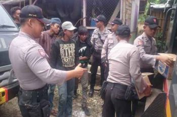 Polisi Cilacap Kawal Rombongan Bonek Menuju Bandung