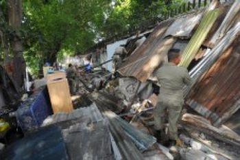 Puluhan Bangunan Liar di Semarang "Digusur"