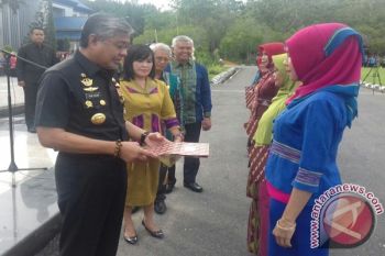 Gubernur Sultra Serahkan SK Pengalihan 6.575 Guru