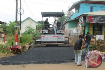 Antam Bantu Pengaspalan Jalan Desa