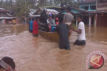 Air Batang Saman Pasaman Barat meluap, transportasi menuju Ujung Gading terputus
