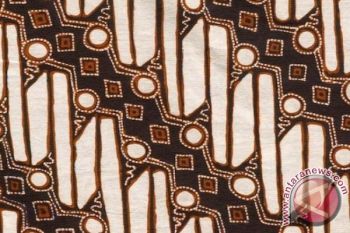 Pedagang batik Beringharjo menambah stok persiapan libur Lebaran