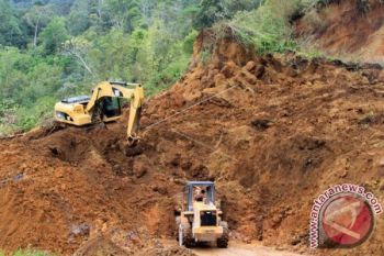 Material yang Menimbun Jalan Padang-Kerinci Telah Dibersihkan