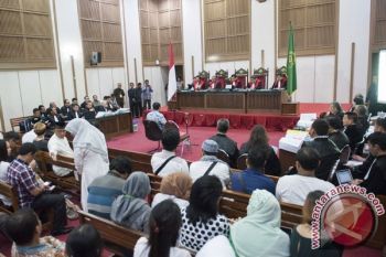 Ahok Enggan Bicara Usai Jalani Sidang