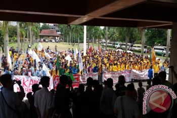 Legislator tolak kenaikan TDL dan BBM