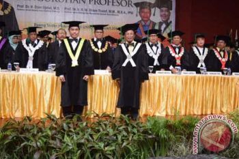 Rektor UNM Kukuhkan Dua Guru Besar 