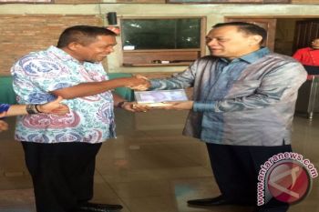 BI Berikan Penghargaan Kepada Mantan Bupati Wakatobi 
