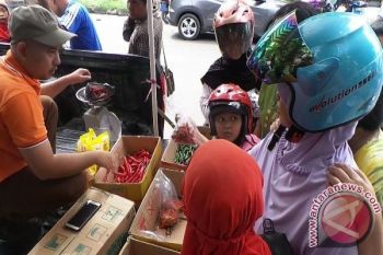 Warga Sampit Serbu Operasi Pasar Murah Cabai 