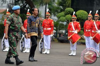 Presiden dan Panglima TNI coba Panser Anoa Amfibi yang Dikendarai Kowad 