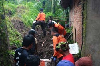 Relawan-Warga Singkirkan Longsoran Tanah