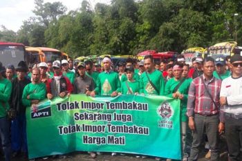 Tolak Tembakau Impor, Petani "Ngluruk" ke Kantor Gubernur