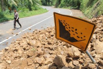Timbunan Longsor Setinggi 8 Meter Tutup Jalan Karangpucung-Bumiayu
