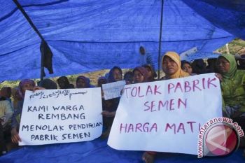 Sejumlah Ibu Penolak Pabrik Semen Bertekad Tetap Berjuang