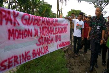 Mobil Dinas Ganjar Diadang Tiga Petani Demak