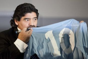  Maradona pukau warga Naples