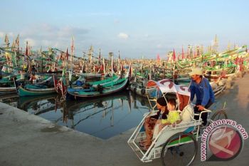 Ombak Besar, Nelayan Pekalongan Pilih Tidak Melaut