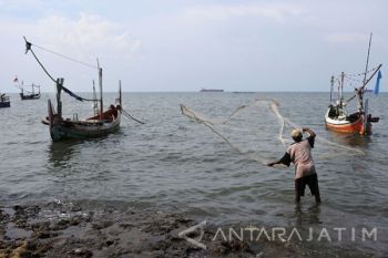 Nelayan Jaring Ikan Di Pinggir Pantai