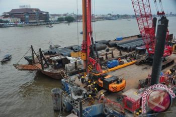 Pengeboran tiang LRT zona sungai Musi