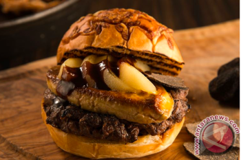 Wahh.. Di Jepang Ada Restoran Jual "Burger Trump" Lengkap Dengan Poni Ikoniknya
