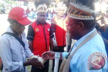 KKJWW sumbang bahan pokok kepada masyarakat perbatasan RI-PNG
