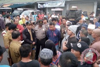 Pedagang Mingguan Protes di Pasar TDK Tamiang Layang, Polisi Berjaga