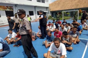 Petugas Razia di Lapas Cilacap