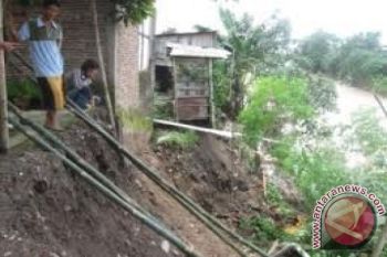 Sembilan Rumah Terancam Longsor 