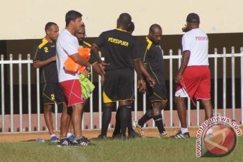 Persipura Jayapura kontrak pelatih kiper dan fisik 