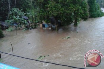 Rumumpe Imbau Warga Terdampak Banjir Selamatkan Diri