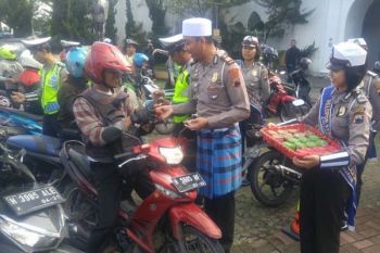 Polisi Semarang Bagikan Angpao ke Pengendara