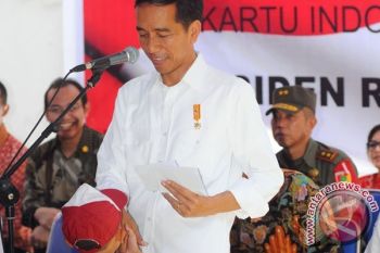 Bagikan KIP, Presiden: Kalau Seragam masih Bagus, Uangnya Ditabung Saja 