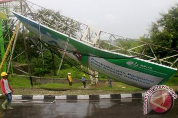 PAPAN REKLAME DI KUPANG TUMBANG