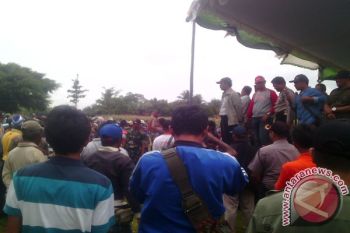 Ribuan Warga Gunung Balak Demo