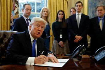 Menlu Imbau WNI Tenang Hadapi Kebijakan Imigrasi Donald Trump