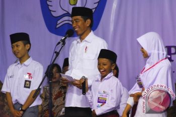 Presiden Bagikan KIP untuk Siswa Yatim Piatu di Boyolali
