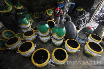 Produksi Bak Sampah Terkendala Cuaca