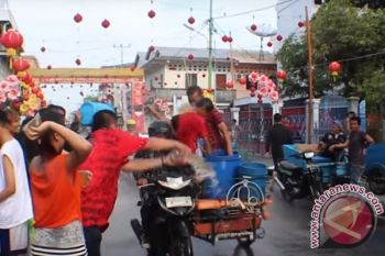 20 ribu wisatawan ramaikan festival perang air Meranti