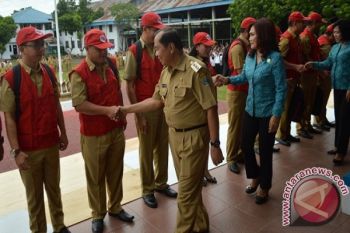 Wali Kota Bitung Serahkan Perlengkapan Jumantik Kit 